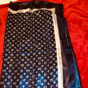 Louis Vuitton Accessories - Selling a LV scarf Louis Vuitton Accessories - Selling a LV scarf